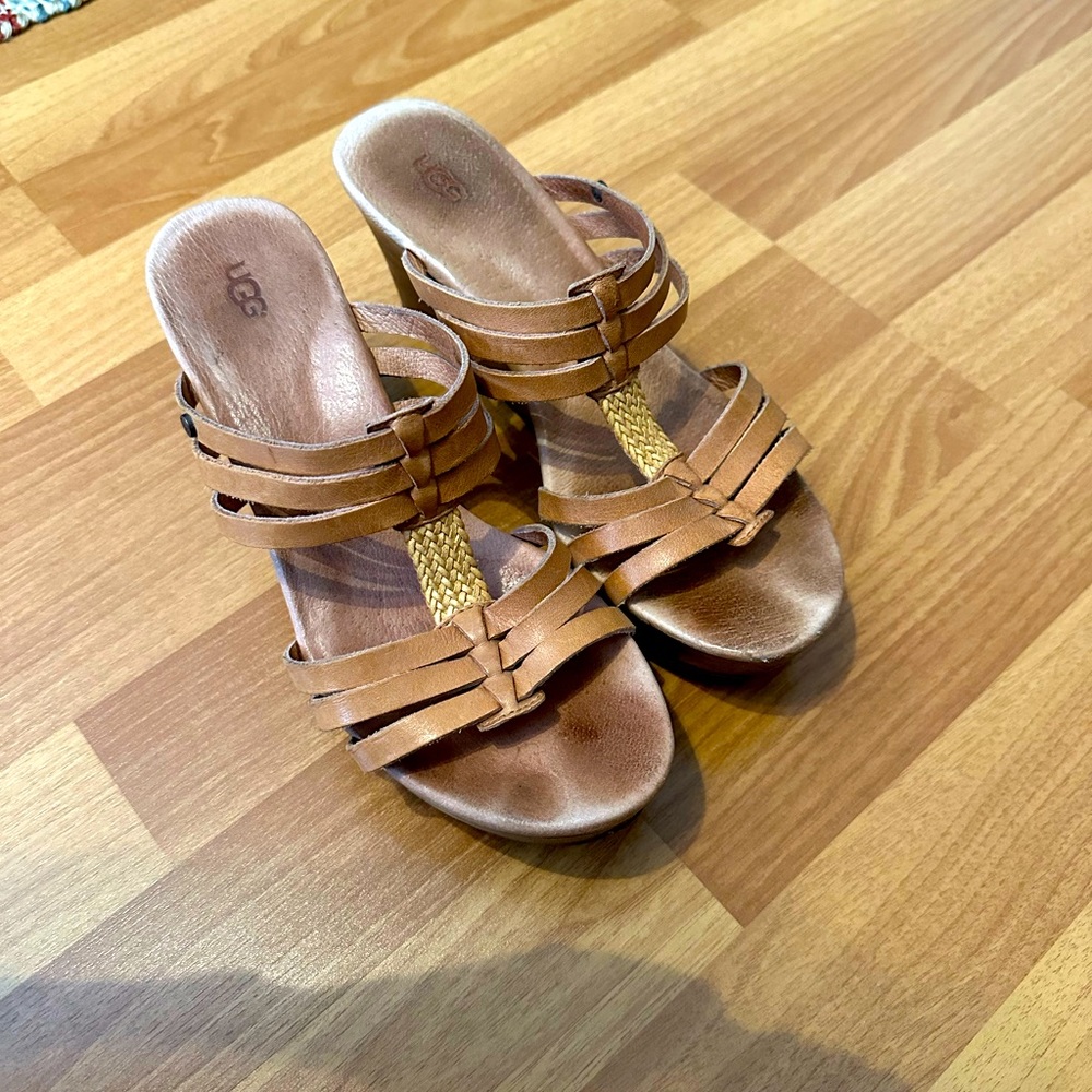 UGG Mattie Straw Accented Tan Leather Slip On Wedge Heeled Sandals Size 8.